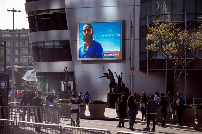 Desde primeras horas de la mañana de este jueves, seguidores de Nipsey Hussle se dieron cita en el Staples Center de Los Ángeles para honrar al rapero quien fue asesinado a tiros en frente su tienda de ropa en un sur de Los Ángeles el pasado 31 de marzo.
<br>
<br>
<a href="https://www.univision.com/local/los-angeles-kmex/miles-de-fanaticos-dan-el-ultimo-adios-al-rapero-nipsey-hussle">Encuentra toda la información del recorrido del último adiós a Nipsey Hussle aquí. </a>