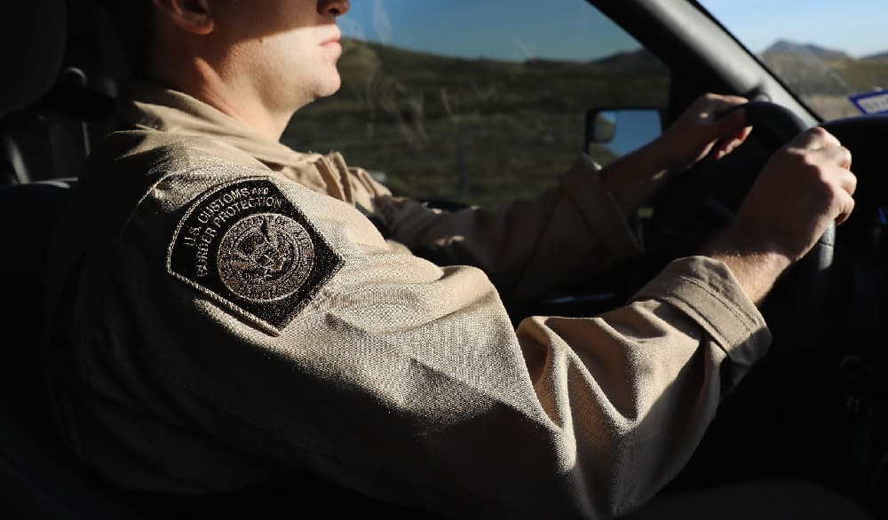 Mueren dos inmigrantes al volcar el auto en el que huían de la Patrulla Fronteriza