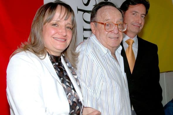 Tuvo cuatro hijos. Su hijo, Roberto Gómez Fernández, es además de productor y director de telenovelas, el encargado de todos los asuntos relacionados con Chespirito.