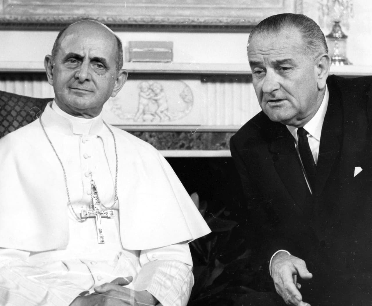<b>Pablo VI y Lyndon Johnson</b>
<br>
<br>En octubre de 1965 el presidente Lyndon Johnson se encontró con el papa en una suite del hotel Waldorf-Astoria de Manhattan, Nueva York. En ese entonces, el pontífice era un jefe de un Estado no reconocido oficialmente por Estados Unidos.
<br>
<br>Ese día Johnson le obsequió una fotografía autografiada de él mismo y dos años más tarde, en la siguiente reunión en el Vaticano, el estadounidense le regaló al pontífice un busto de sí mismo de 30 centímetros de altura.
<br>