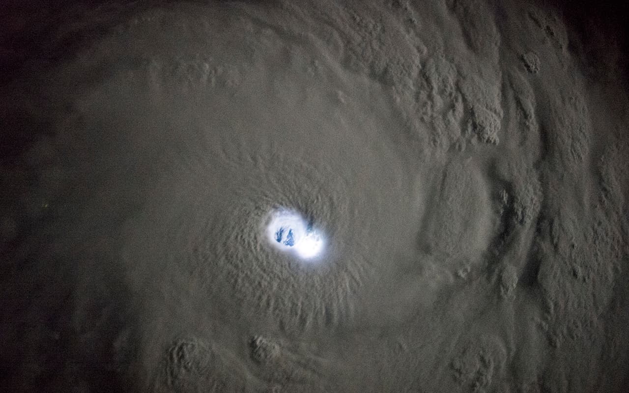 <b>El ojo eléctrico del ciclón Bansi. </b>Foto del 12 de enero de 2015 muestra al ciclón tropical Bansi en el Océano Índico desde la Estación Espacial Internacional. El ojo del ciclón está brillante por un rayo en o cerca de la pared del ojo.
<br>
<br>
