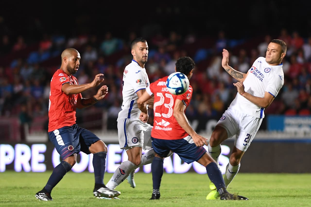Leobardo López amarga la jugada de gol de Rodríguez y revienta el balón.