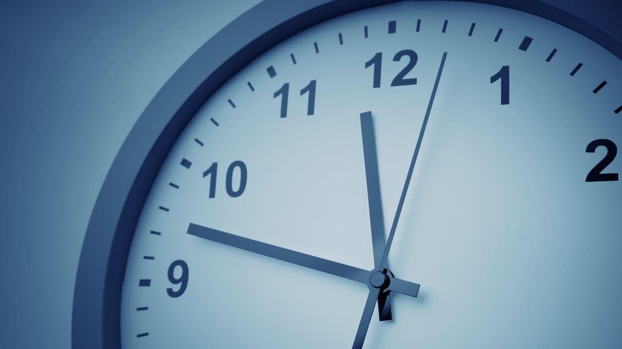 <h3 class="cms-H3-H3">Quiénes no cambian la hora ⏱️</h3> Dentro de Estados Unidos,
<b>Hawái y la mayor parte de Arizona decidieron no mover el reloj.</b> Si tienes familia o trabajas con alguien allá,
<b>revisa siempre la diferencia horaria </b>antes de una videollamada o cita médica.