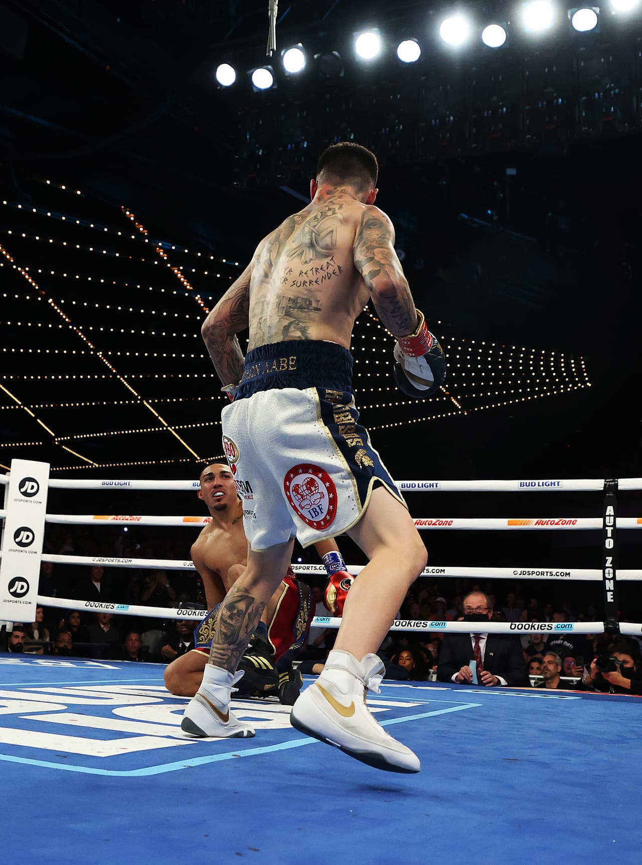 Sorpresa del Año: George Kambosos Jr. sobre Teofimo López. El entonces retador australiano rompió las quinielas con su exhibición de inteligencia y tamaños para quitarle todos los cinturones de peso Ligero al de sangre catracha.