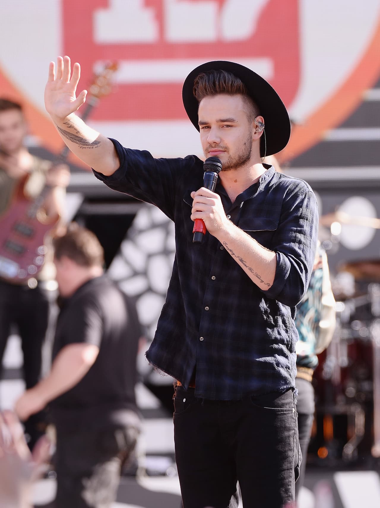 3.- Fabulous accessories: Los sombreros siempre dan un plus a los atuendos de estos chicos.