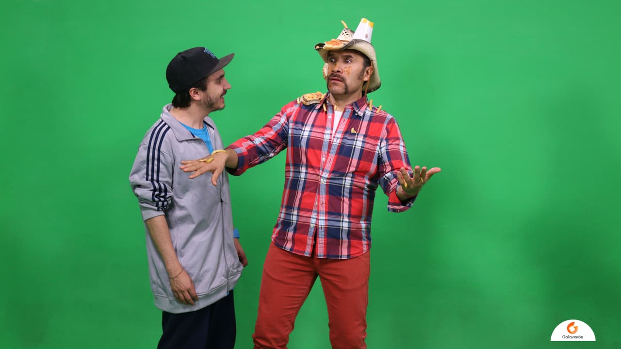 Mientras el cousin Mike decía sus líneas el primo Luis tenía que cuidar sus movimientos para que la comida estuviera en su lugar.