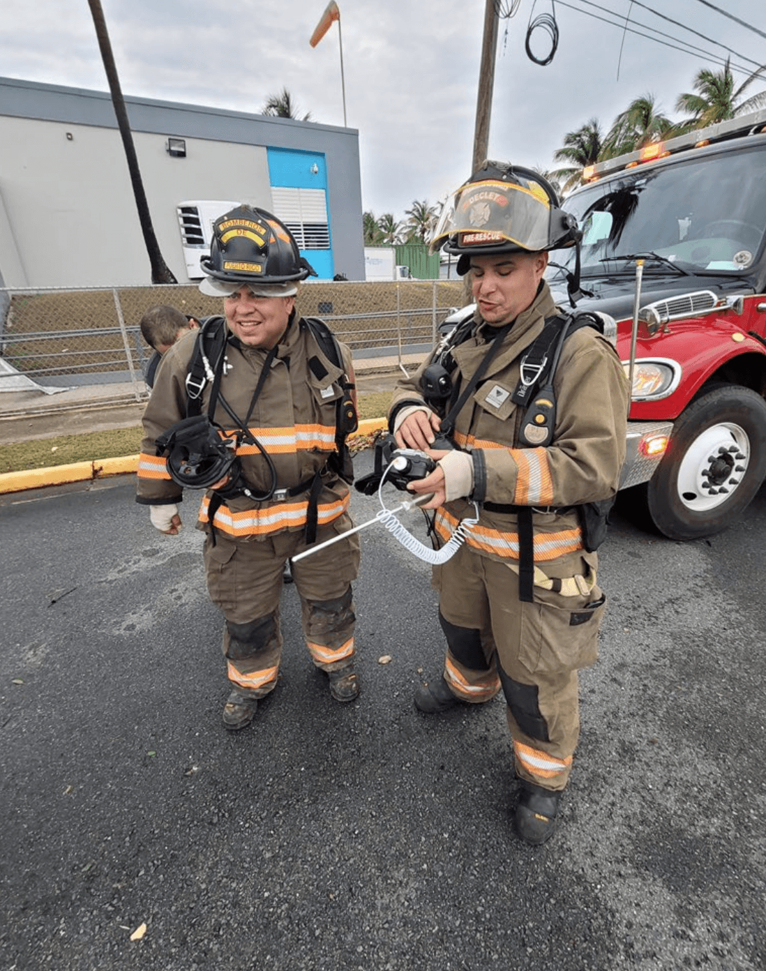 Los bomberos Edwin Declet y Joel Méndez fueron los encargados de entrar a la instalación y detectar si existía un escape de químicos.