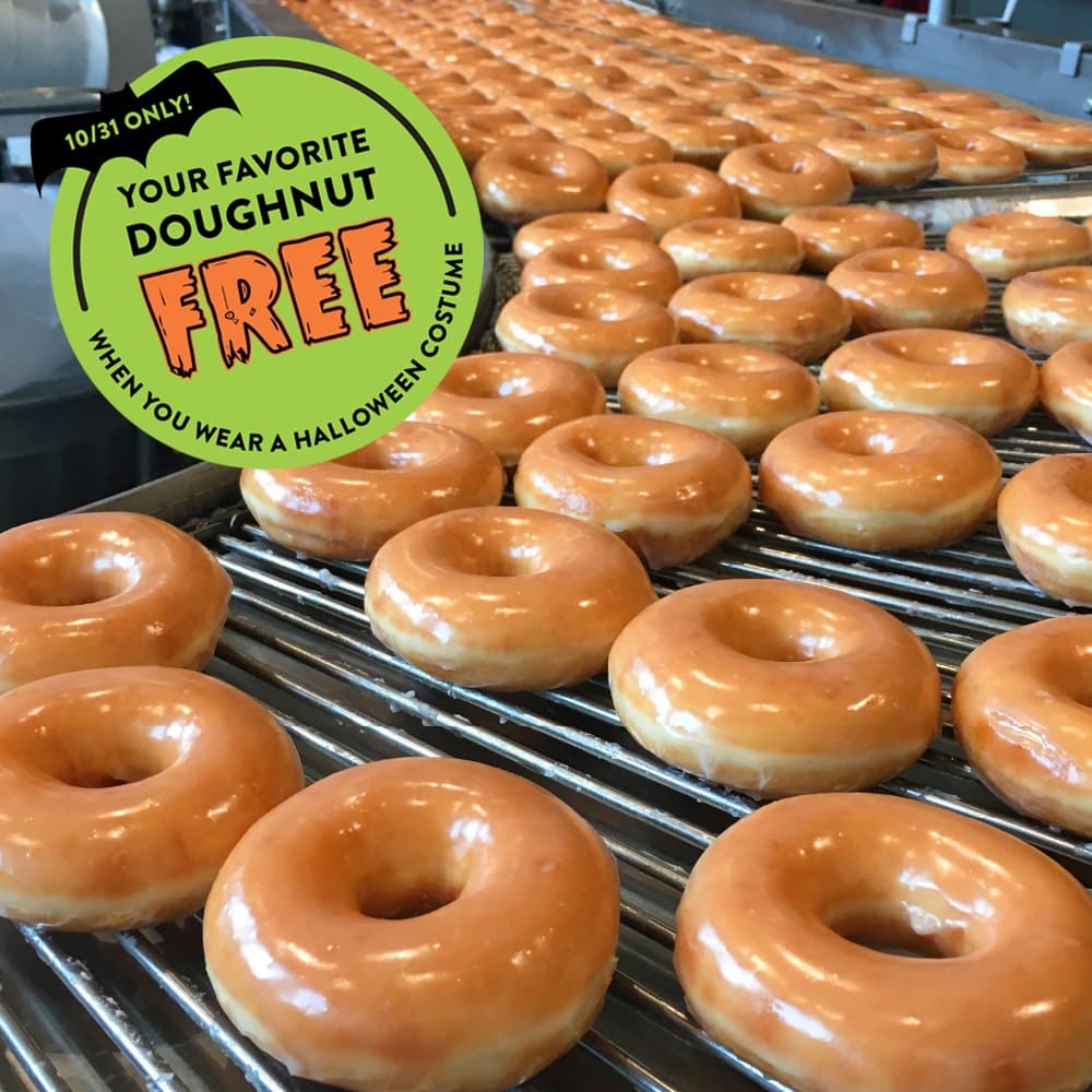 <b><a href="https://www.krispykreme.com/promos/halloween">Free doughnut at Krispy Kreme on Halloween (31 de octubre)</a></b>. Disfruta de cuatro donas nuevas, una gran oferta en una docena de donas y una dona gratis en Halloween si usas un disfraz.