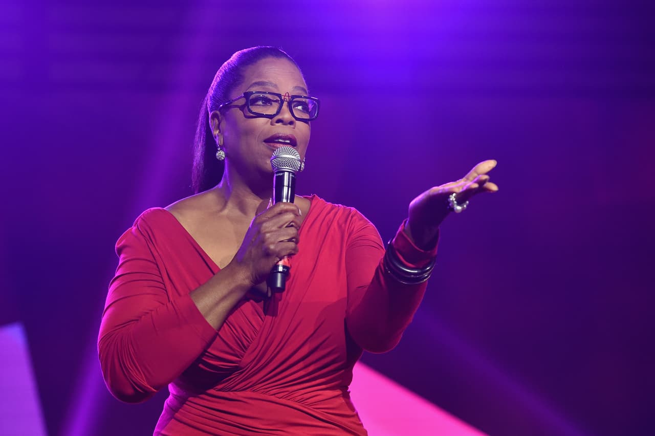 La empresaria y presentadora
<a href="http://www.univision.com/temas/oprah-winfrey" target="_blank"><b>Oprah Winfrey</b></a>
<a href="http://www.univision.com/noticias/politica/oprah-2020-la-super-estrella-descubrio-que-si-trump-pudo-ella-tambien-podria-ser-presidenta" target="_blank"><b>dijo en una entrevista de Bloomberg</b></a> difundida a principios de marzo, que la victoria de Trump la había llevado a repensar la posibilidad de ser elegida para la Casa Blanca. "Nunca consideré la cuestión ni siquiera como una posibilidad...pensaba que no tenía la preparación suficiente", dijo y prosiguió: "Ahora solo pienso 'oh, oh'".
<br>