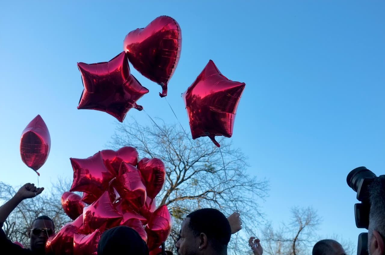 Johnson estaba montando bicicleta cuando huyó de los agentes. Las autoridades comenzaron una persecusión. El hombre supuestamente tenía un arma que sacó de su cintura y apuntó a los policía. La supuesta acción del hombre provocó que los uniformados diapararan hasta en nueve ocasiones a Johnson.