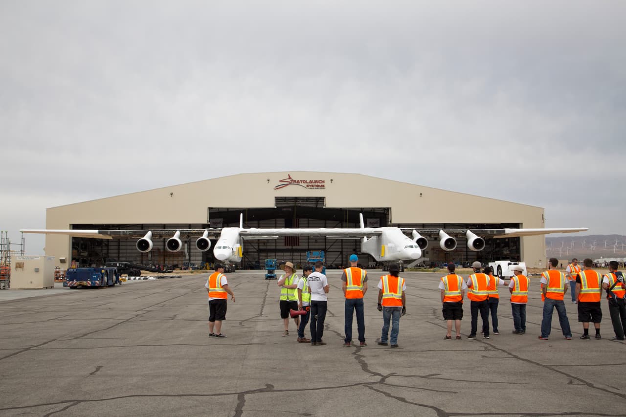 Por primera vez, el avión más grande del mundo fabricado por
<b><a href="http://www.stratolaunch.com/gallery.html" target="_blank">Stratolaunch</a></b> salió del hangar este miércoles.
