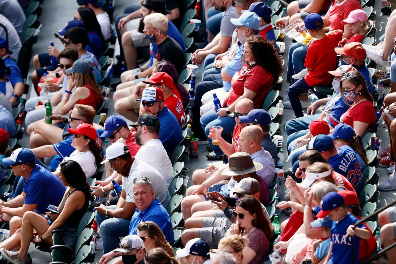 Los 37,238 asistentes llenaron el estadio Globe Life Field para presenciar el Blue Jays vs. Rangers Texas en tiempos de coronavirus.