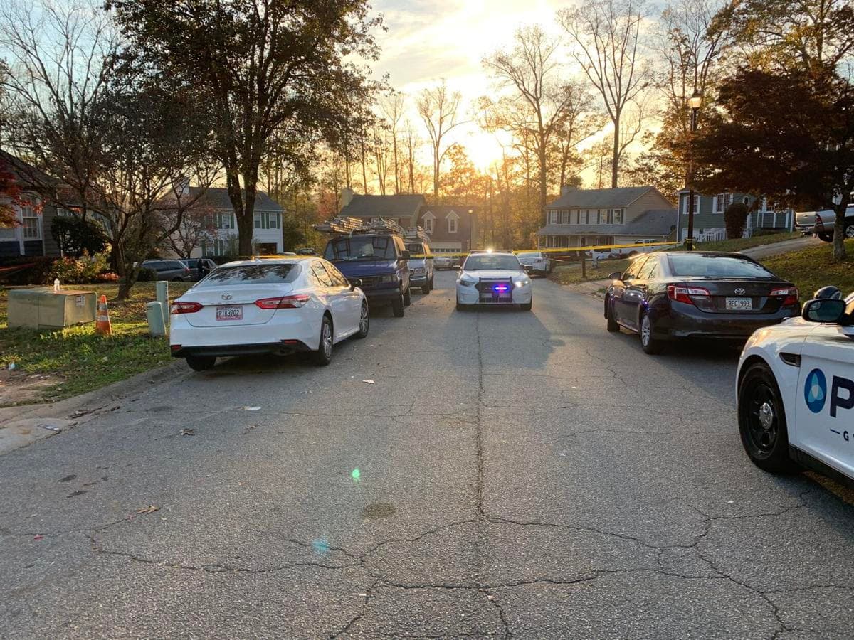 Según el reporte policial, los oficiales respondieron a una llamada de emergencia al callejón sin salida de Creek Water Court cerca de Steve Reynolds Boulevard y hallaron a un hombre en la calle con una herida de bala, fue trasladado al hospital donde murió.