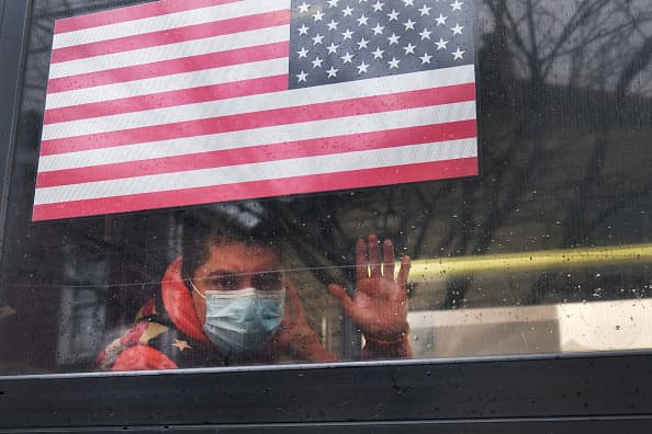 Un hombre saluda desde un bus en el vecindario de Queens, en Nueva York, uno de los que ha tenido mayores índices de infección de coronavirus en el país.