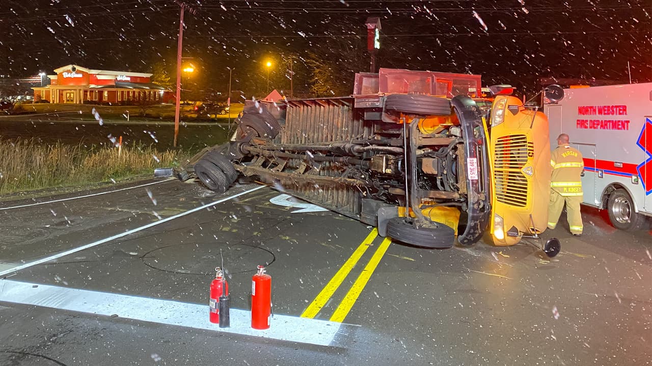 El camión con los estudiantes intentaba dar vuelta sobre Central cuando se produjo el impacto.