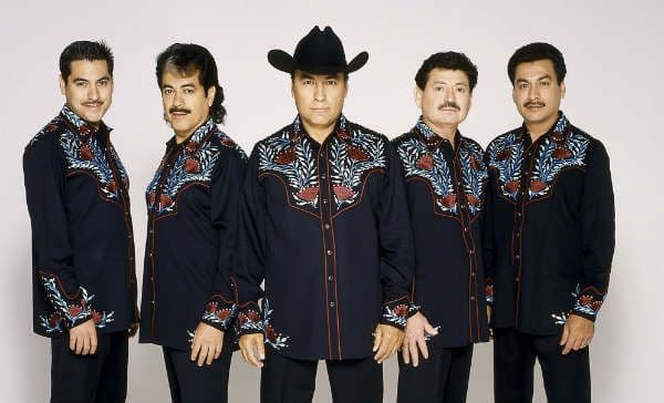 Los Tigres del Norte con otro norteñísimo atuendo.