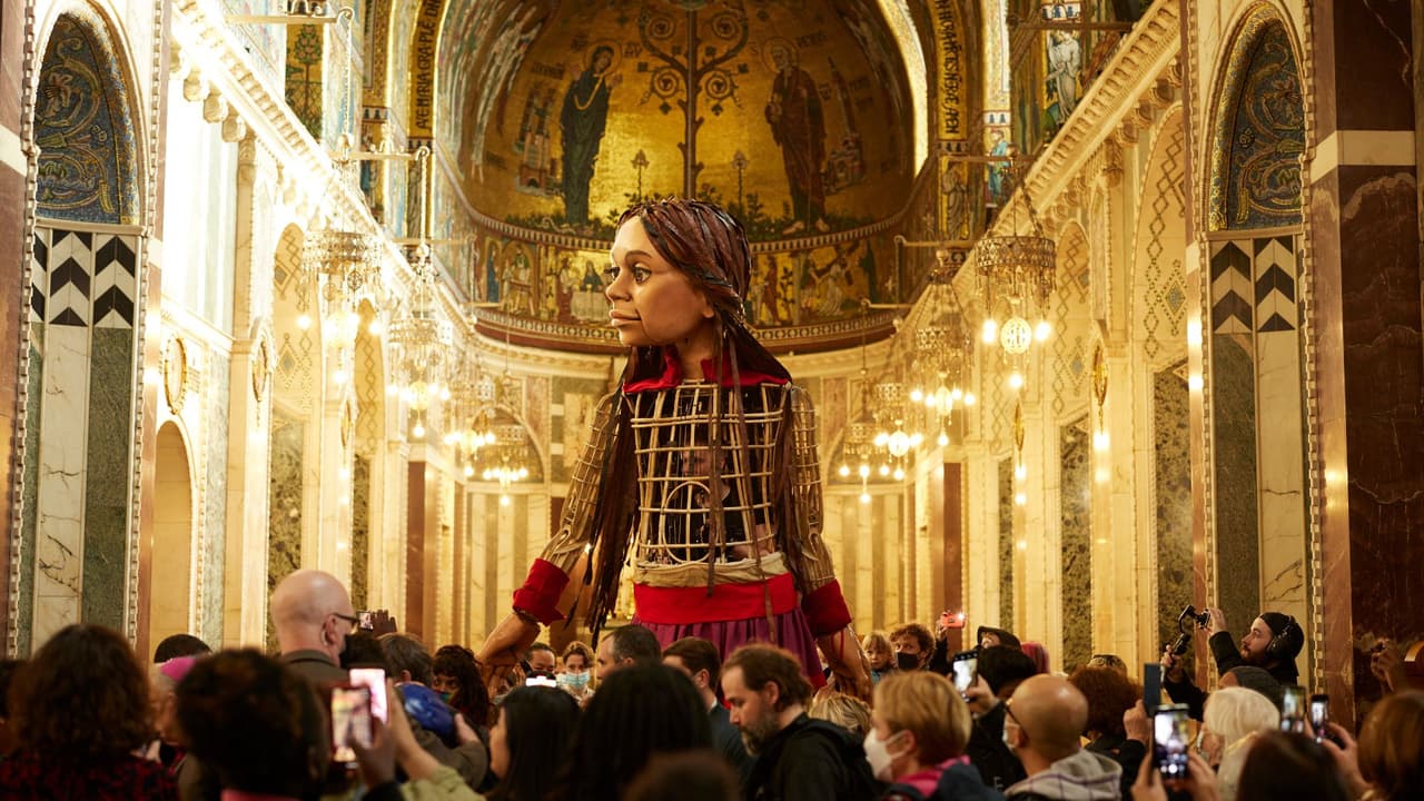 ¿Pero quién es la pequeña Amal? Una niña de Siria que ha viajado a través de 13 países para difundir las historias de refugiados, inmigrantes y personas desplazadas de sus hogares, y las comunidades que las reciben y les dan la mano.