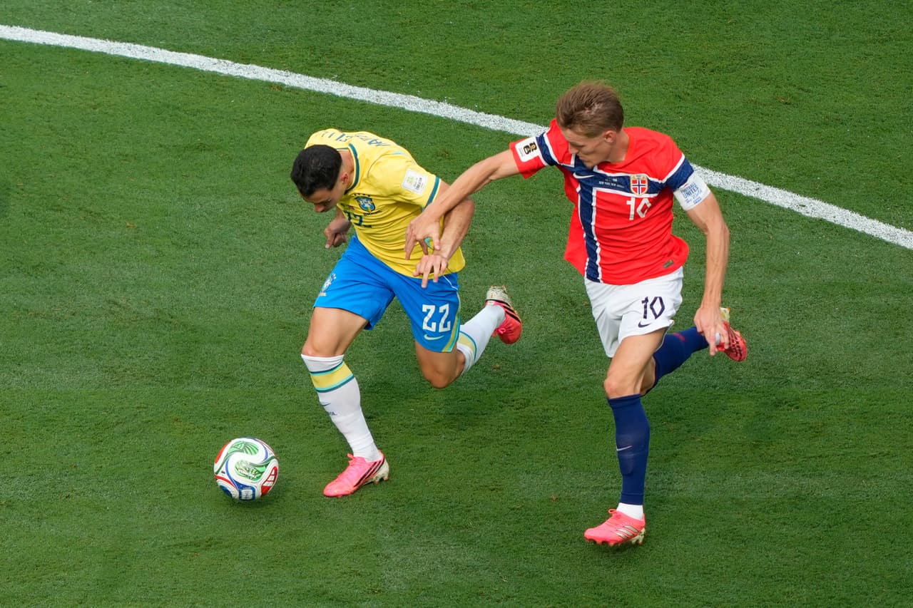 Gabriel Martinelli y Norway's Martin Oedegaard luchan por el balón.