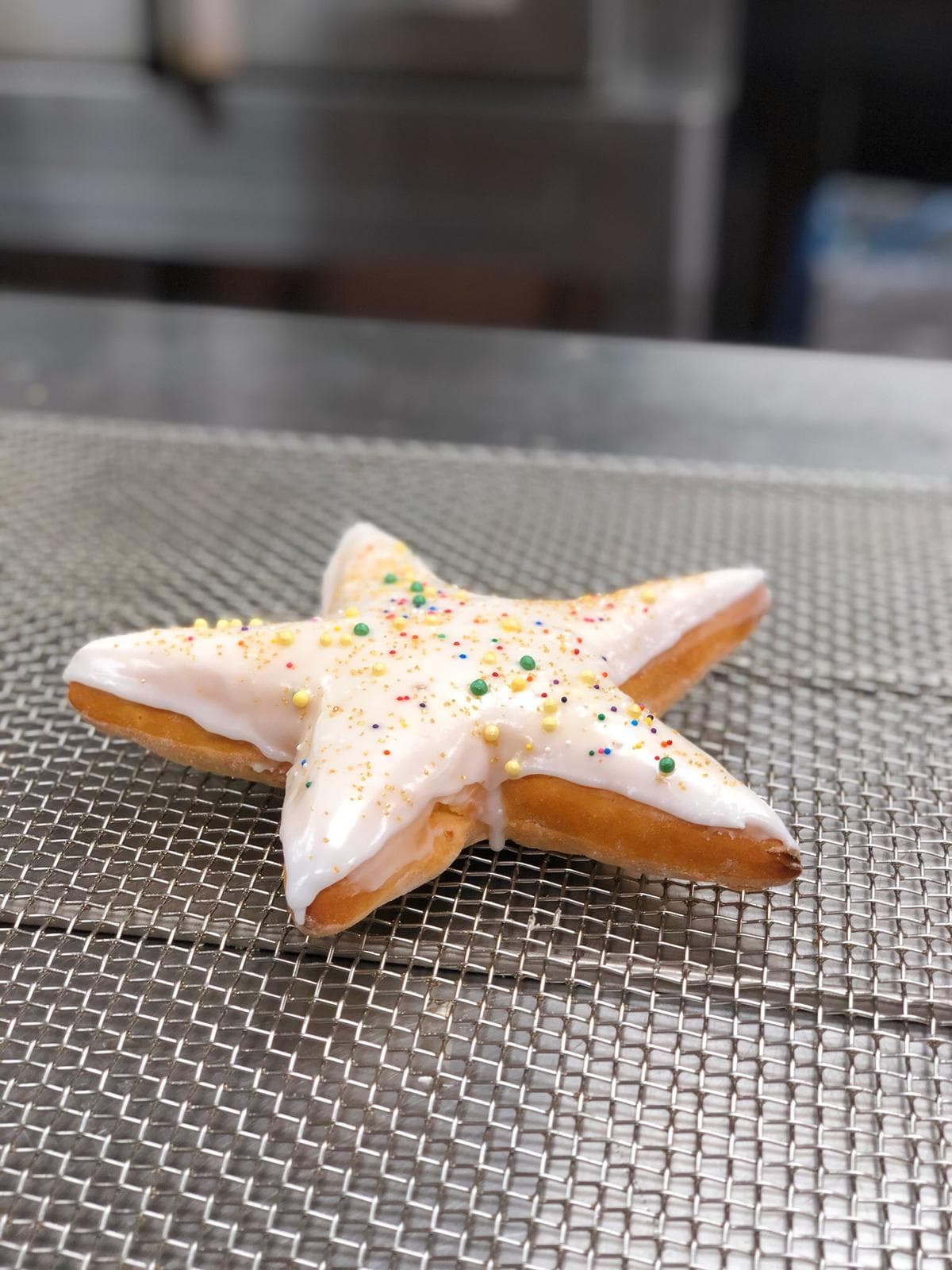 Claro que la estrella de panecillo con azúcar glaseada y pepitas de colores no pueden faltar.