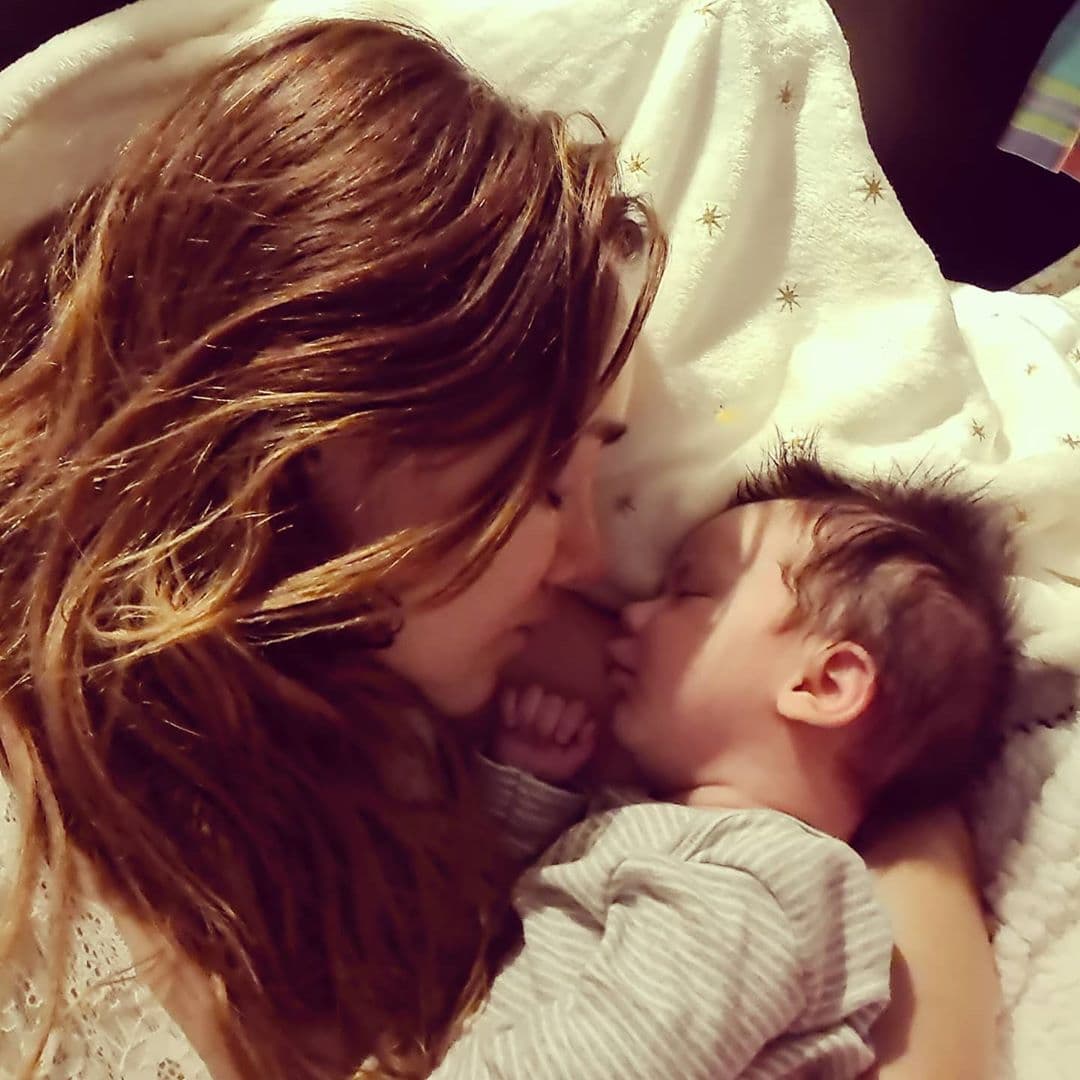 "
<b>Me hicieron una cesárea</b> y entonces el plan cambió, ese fue el momento más difícil al imaginarme que los 9 meses habían sido perfectos y que se podían complicar todo en el día más especial, eso fue lo que me preocupó", le confesó a Alejandra.
<br>