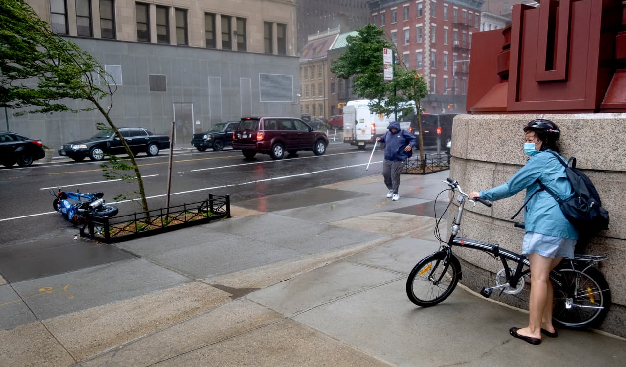 Al menos
<b>una persona murió este martes en Nueva York por el paso de la tormenta tropical <a href="https://www.univision.com/temas/tormenta-isaias">Isaías</a></b>, que causó fuertes complicaciones en los transportes, dejó a más de un millón de clientes sin suministro eléctrico en la región y a mucha gente tratando de lidiar con los fuertes vientos.