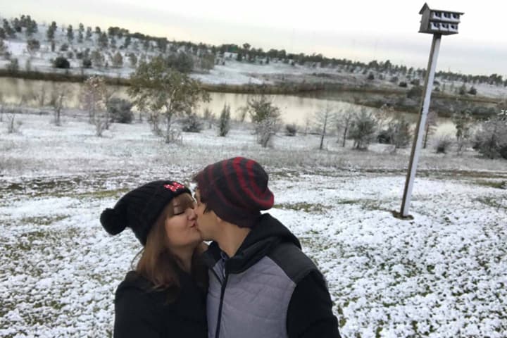 Muchos aprovecharon el raro evento para tomarse fotos, jugar con la nieve y construir el tradicional muñeco navideño.