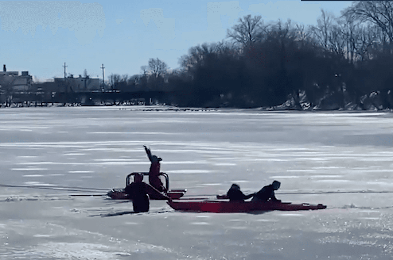Niña de dos años y su madre caen en río congelado y un jefe de policía las rescata