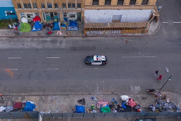 Hasta la zona de Skid Row luce un poco más tranquila de lo normal. Hasta los indigentes se protegen como pueden del coronavirus, dentro de sus tiendas de campañas en plena calle.
<br>