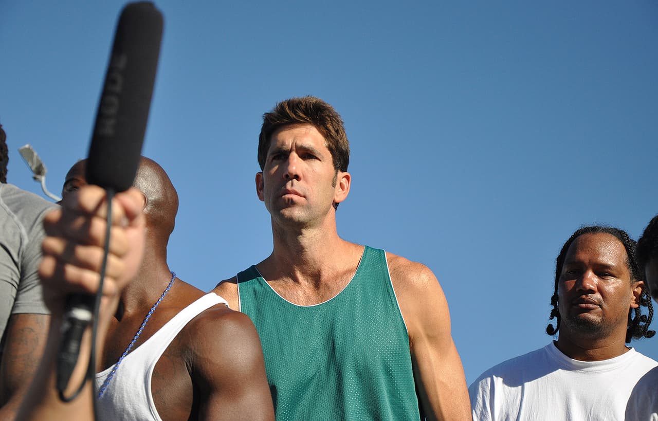 Los Warriors realizaron su visita anual a San Quintín. El GM Bob Myers encabezó el contingente en la cancha, y Kevin Durant y Draymond Green se sentaron entre los internos para ver la acción, firmar autógrafos y jugar dominó.