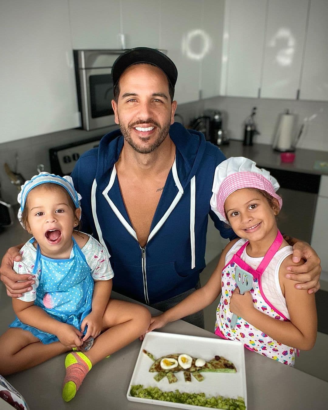 Sus hijas Anabella y Silvana son la luz de sus ojos y cada que él tiene oportunidad comparte los momentos más lindos que vive al lado de ellas.