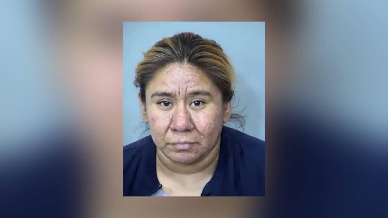 Mujer y niño terminan en el hospital después de ser arrollados por un vehículo