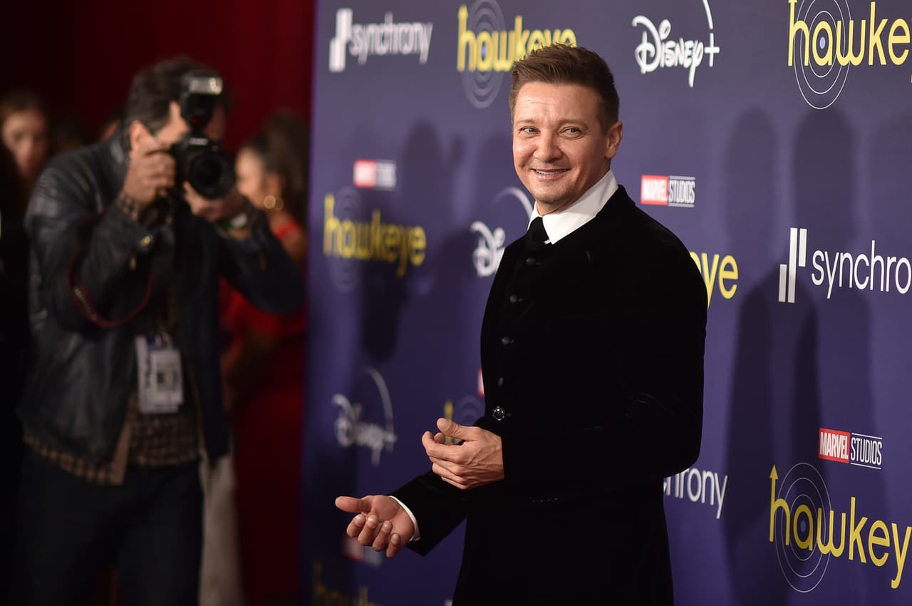 Jeremy Renner se encuentra "en estado crítico, pero estable" tras haber salido de una cirugía, consecuencia del "traumatismo torácico y las lesiones ortopédicas" que sufrió por el accidente.