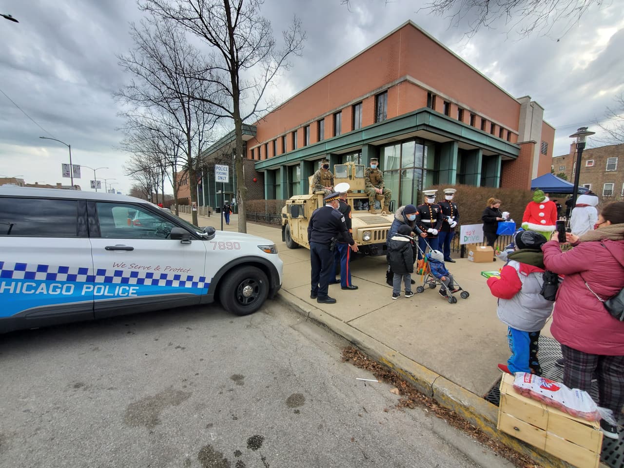 Estarán dando los juguetes por orden de llegada.