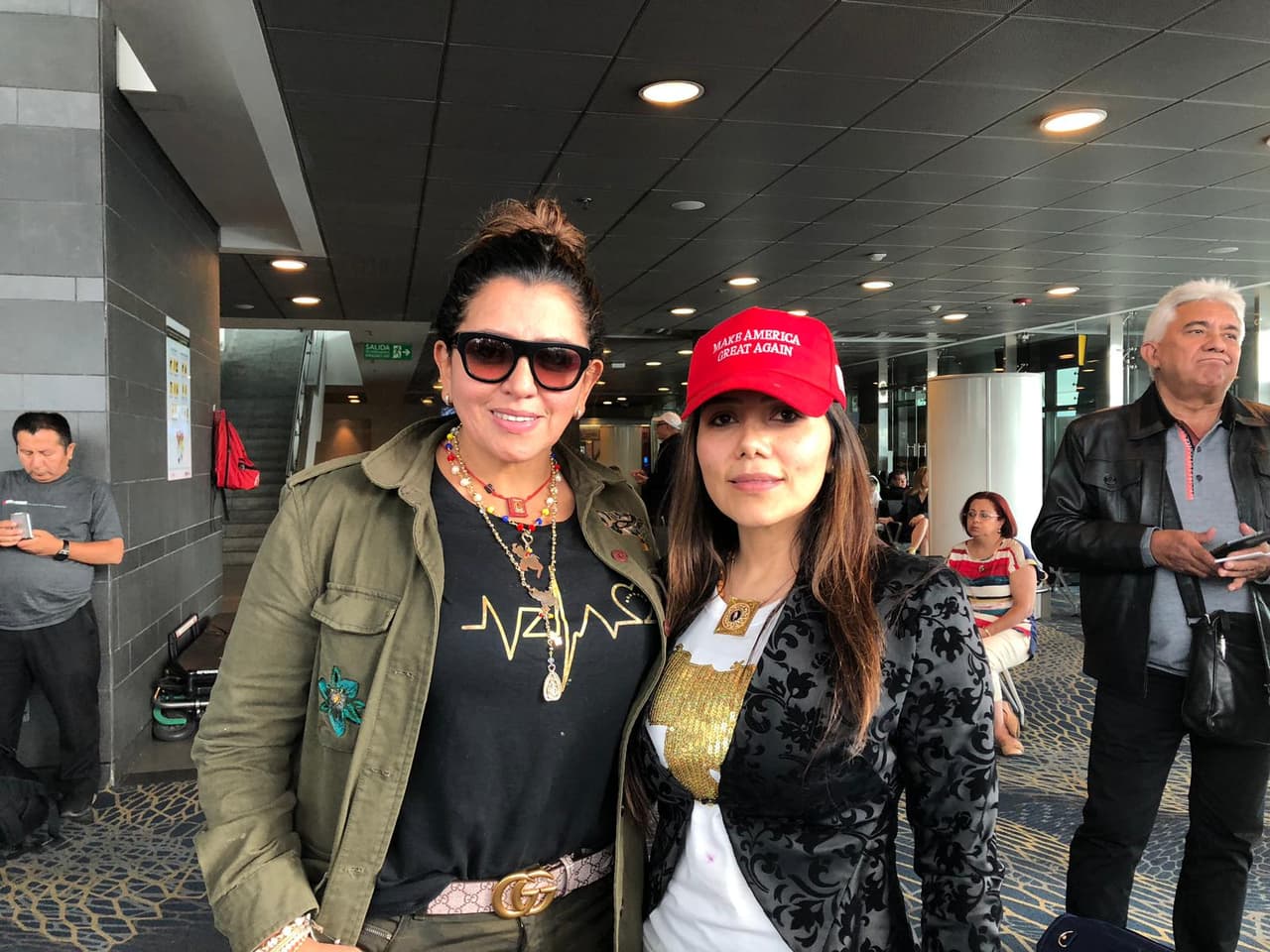 Celia Cruz (con la gorra MAGA) y su hermana Janet. A la derecha, el cantante de música llanera Reynaldo Armas.