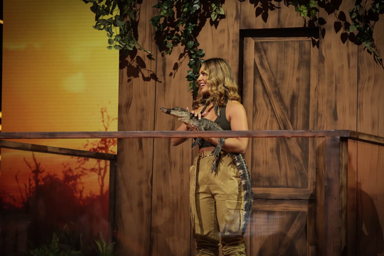 Hasta que terminó abrazándolo y acariciándolo, al final de su presentación.