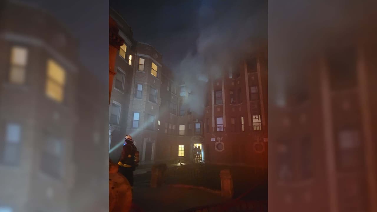 Un edificio en Avenida Drexel fue desalojado luego de que un incendio consumiera el tercer piso, que estaba vacío. Las autoridades investigan si el fuego fue provocado.