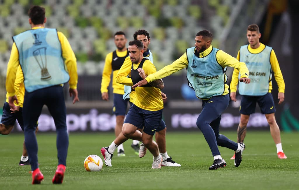 Unai Emery se encargó de hablar con todo el equipo antes de iniciar con los entrenamientos de cara a la final de la UEFA Europa League. Los jugadores del 'Submarino Amarillo' se mostraron alegeres y concentrados durante el calentamiento en el Arena Gdansk.
