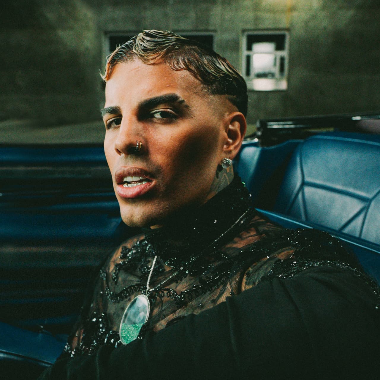 <h2 class="cms-H2-H2"></h2>
<h3 class="cms-H3-H3">Rauw Alejandro</h3>
<br>El cantante de género urbano es uno de
<u><b><a href="https://www.univision.com/shows/latin-grammy/latin-grammy-2022-bad-bunny-es-el-artista-mas-nominado" target="_blank">los artistas más nominados</a></b></u> este año al Latin Grammy. Su nombre figura en ocho categorías y prepara un gran performance para la noche del 17 de noviembre en Las Vegas.