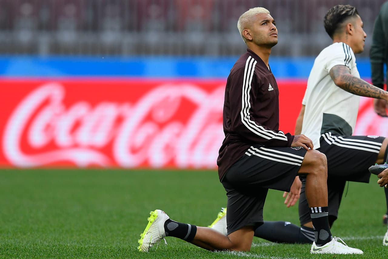 Jesús 'Tecatito' Corona, con la cabellera teñida, pone rodilla en tierra y mira al horizonte, quizás pensando dónde en este gran escenario se va a acomodar la fanaticada mexicana.