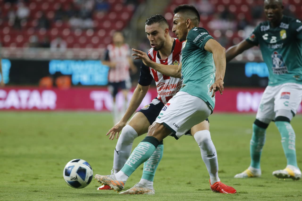 Wiliam Tesillo, Elías Hernández y Santiago Colombattose encargan de batir a Toño Rodríguez, le dan la victoria 0-3 a León sobre Chivas y consiguen mantener su segunda posición en la tabla.