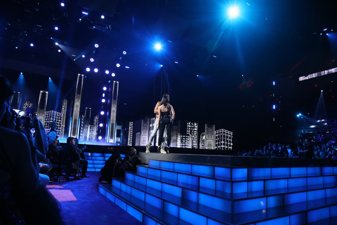 Con una ciudad de fondo, Romeo Santos actuó como 'Super Héroe' para la actriz venezolana Fefi Olveira.