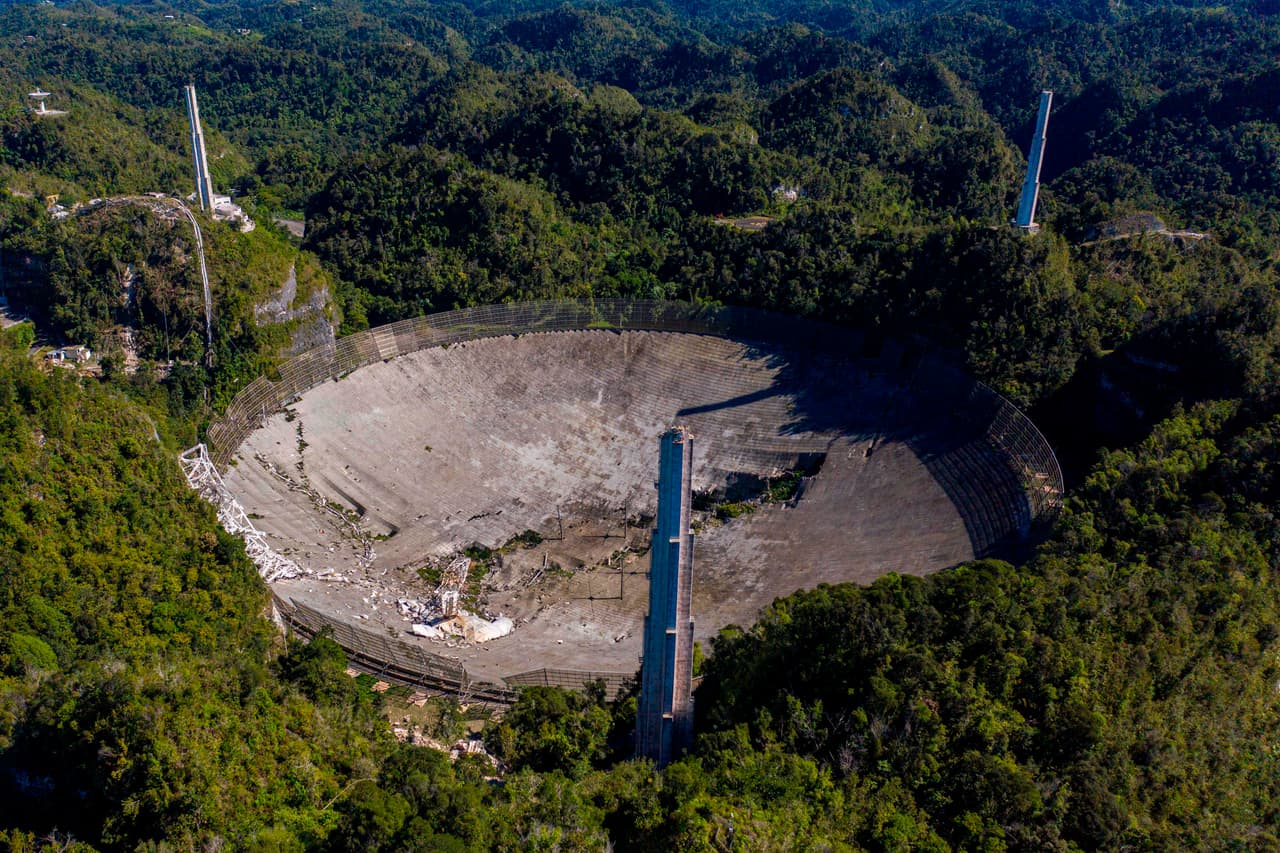 <b>El fin del imponente radiotelescopio de Arecibo. </b>La plataforma del radiotelescopio del Observatorio de Arecibo, un ícono mundial de la investigación astronómica en Puerto Rico,
<a href="https://www.univision.com/noticias/medio-ambiente/colapsa-el-telescopio-gigante-de-arecibo-el-fin-del-historico-icono-cientifico-de-puerto-rico-colapso-radiotelescopio-de-arecibo-2020"> <u>se desplomó debido a fallos estructurales que arrastraba desde hace meses</u></a>. El incidente marcó el fin de una era en la exploración espacial. 1 de diciembre.
<br>
