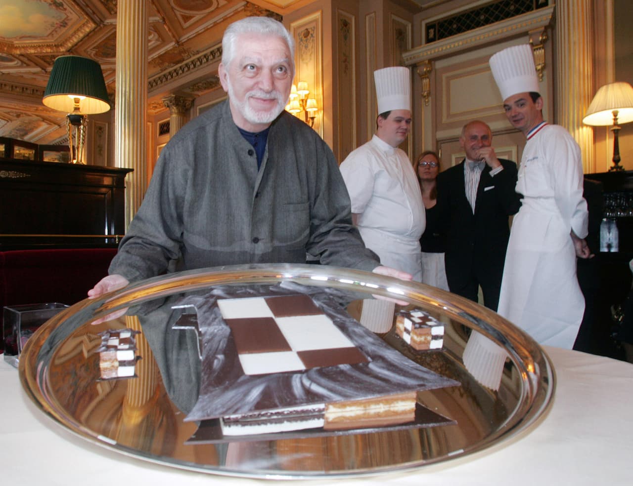 Él continúa trabajando en la modernización de la moda.