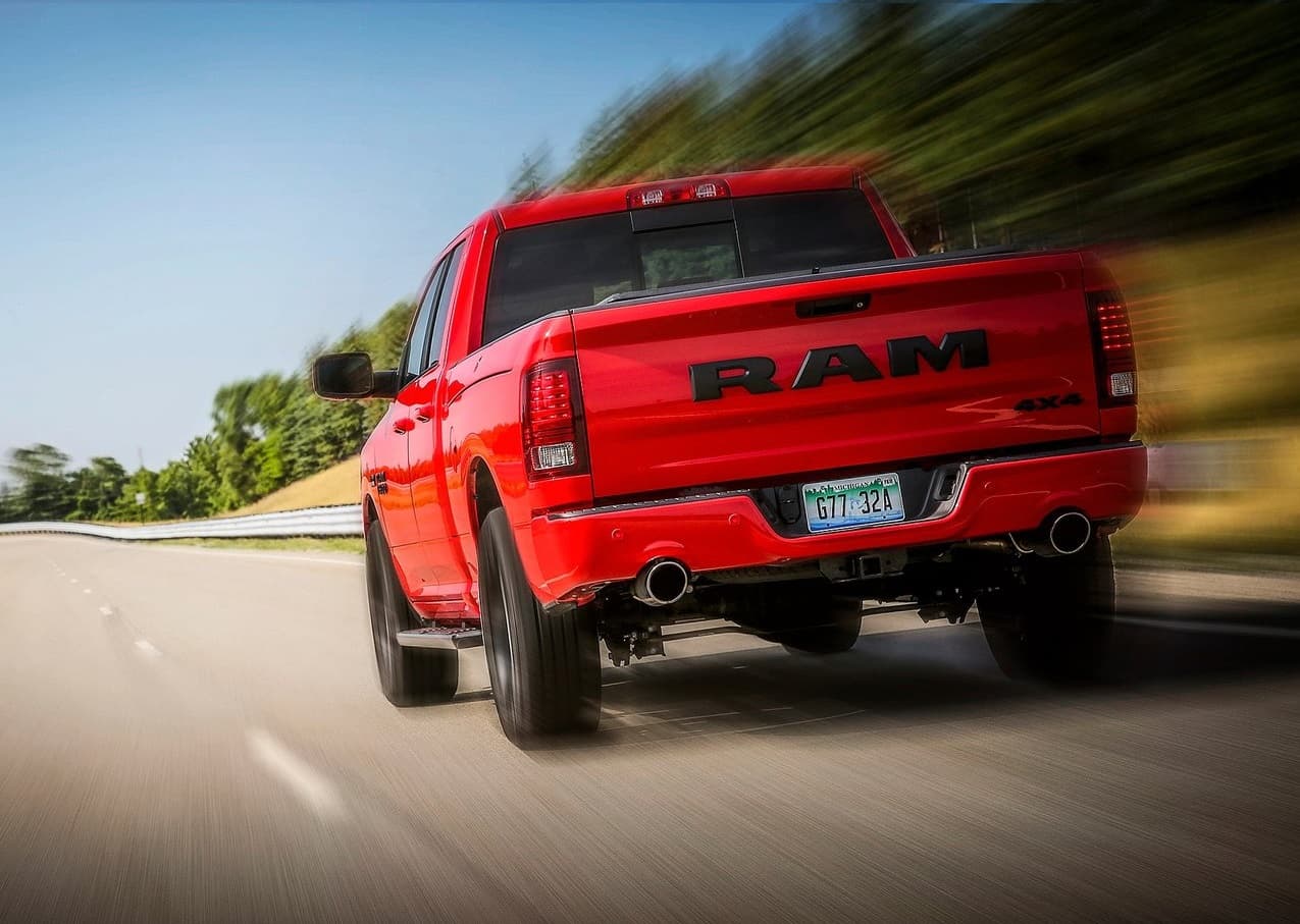 La Ram 1500 Night llega con la sólida base de la camioneta pickup Ram, la tercera línea de pickups mejor vendida en Estados Unidos y ganadora en sus versiones 2500 Power Wagon y 1500 Rebel del premio
<b><a href="http://www.univision.com/noticias/ram/ram-1500-rebel-2016-es-la-pickup-del-ano-de-four-wheeler" target="_blank">'Pickup del Año' de la revista Four Wheeler</a></b> en los años 2015 y 2016 respectivamente.