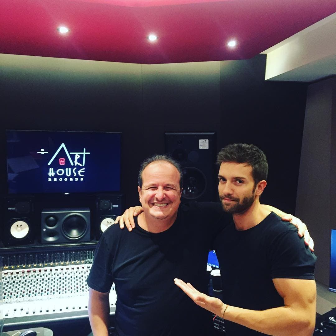 El reconocido ingeniero de grabación y pruductor, Julio Reyes hizo mancuerna con el cantante Pablo Alborán, motivo que le dio tres nominaciones al Latin GRAMMY: Grabación del Año por 'No vaya a ser', Álbum del Año por 'Prometo' y Productor del Año.