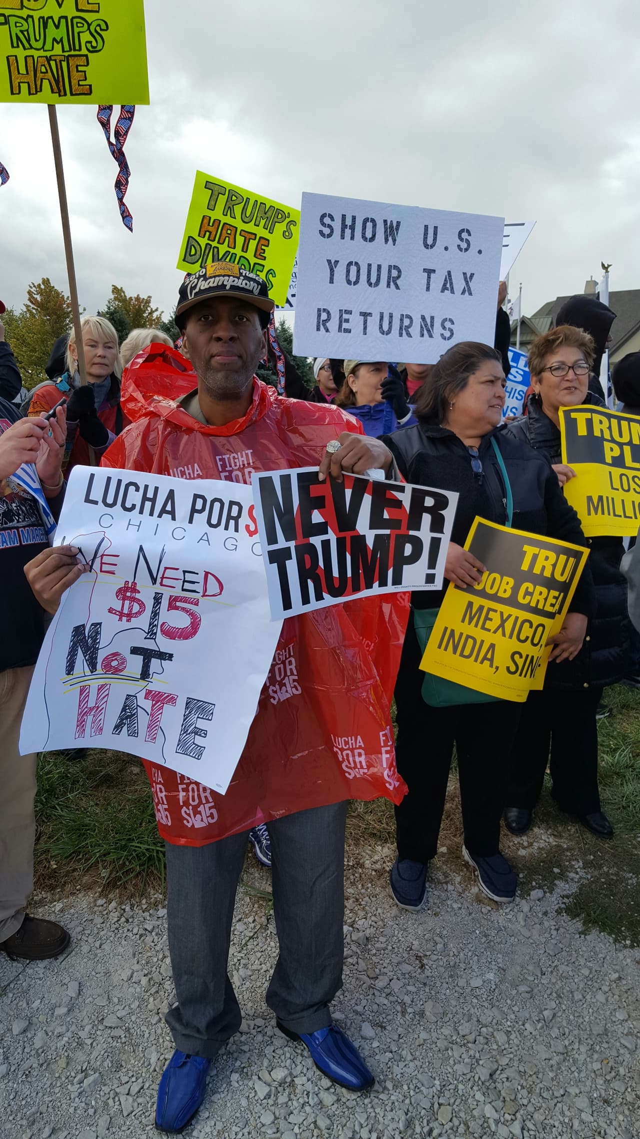Decenas de manifestantes se dieron cita la mañana de este miércoles fuera del Bolingbrook Golf Club para protestar por la visita del candidato republicano Donald Trump.