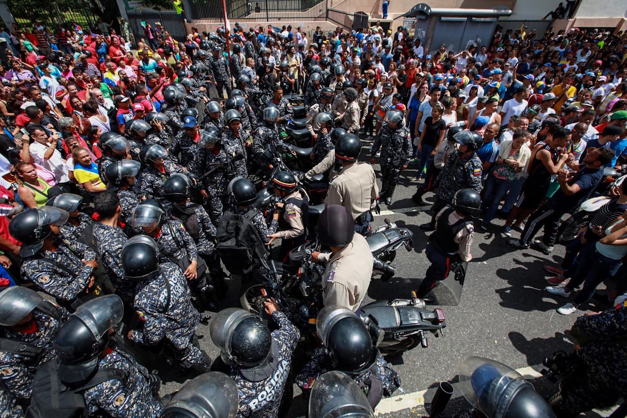 Poco antes de que se produjeran los disparos, la Policía Nacional separaba a grupos del chavismo y de la oposición, que se juntaron en plena calle.