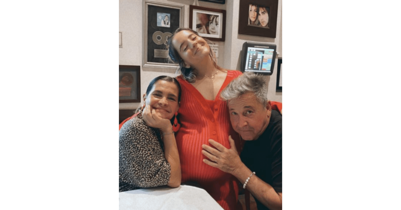 Ahora los padres primerizos ya tienen a su bebé en brazos y de acuerdo con la información que Ricardo Montaner compartió el 31 de marzo en Despierta América,
<a href="https://www.univision.com/famosos/ricardo-montaner-indigo-camilo-evaluna-dias-nacer-detalles-parto">Índigo nacería en casa</a> con ayuda de una partera.