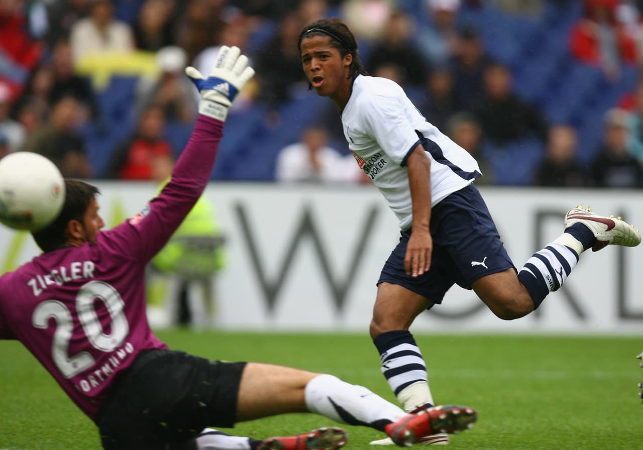 El siguiente paso de Dos Santos en Europa fue el Tottenham Hotspur con contrato por cinco años. Las expectativas en el fichaje del mexicano eran altas.