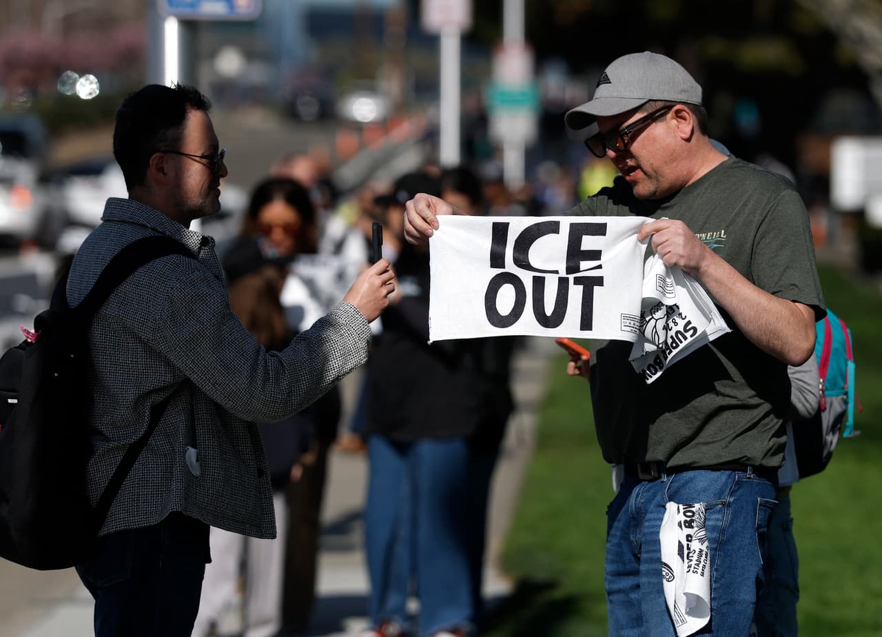 "ICE OUT": Activistas entregan toallas en protesta durante el Super Bowl LX